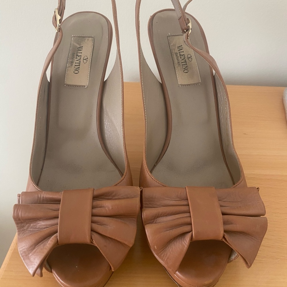 Valentino tan size 7.5 heel